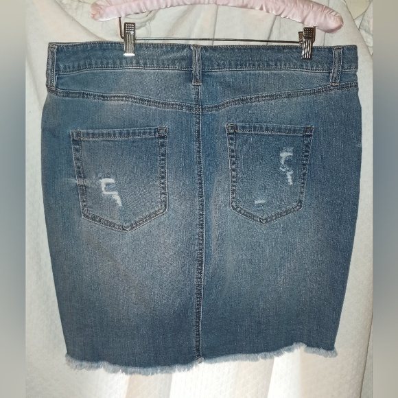 Rue+ Distressed Plus Size Denim Skirt Size 2X - Picture 11 of 11